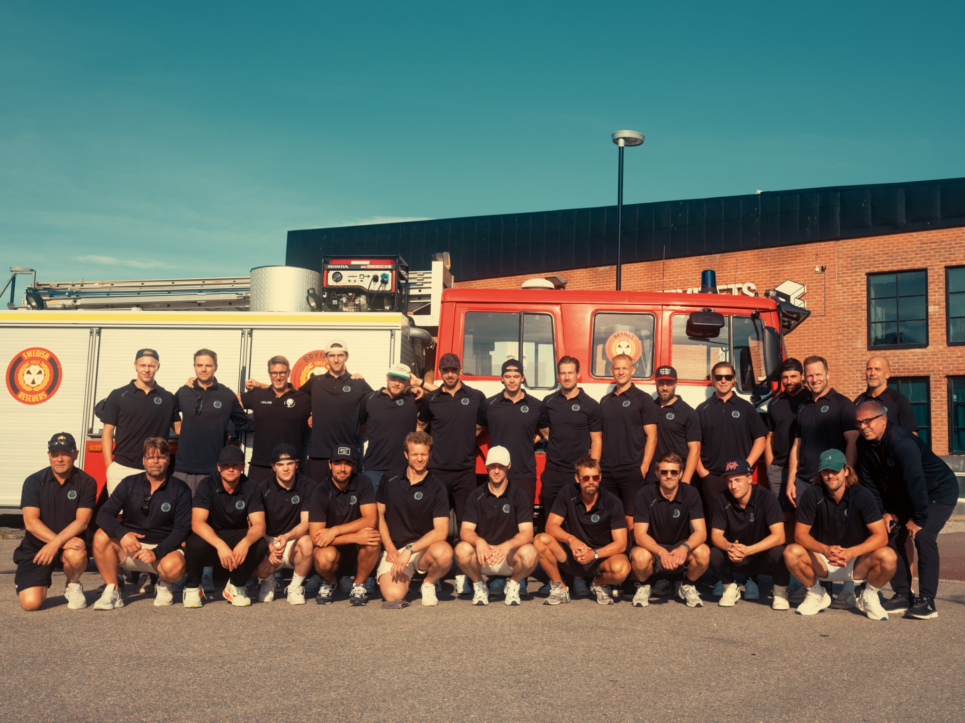 Brynäs-laget framför brandbil på Aktivitetsfabriken 2025