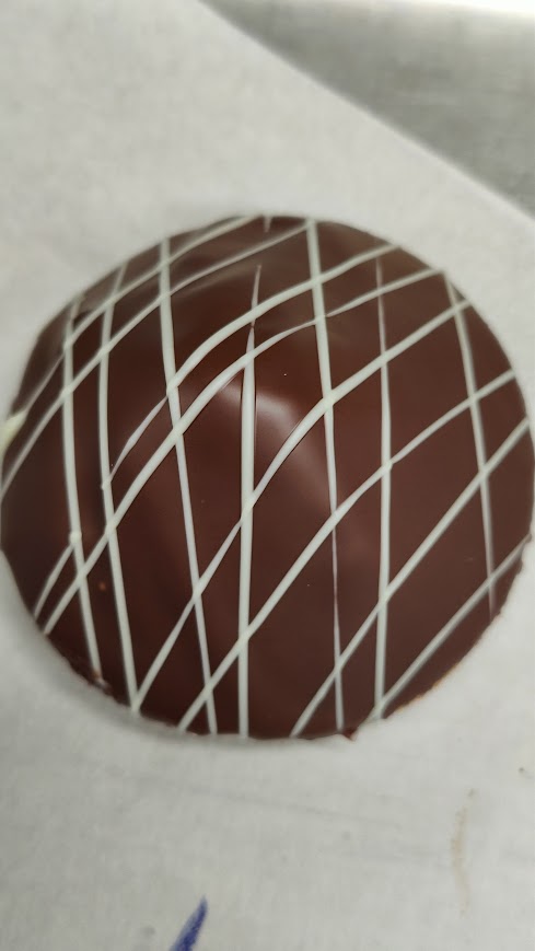 Handgjord biskvi med mörk choklad