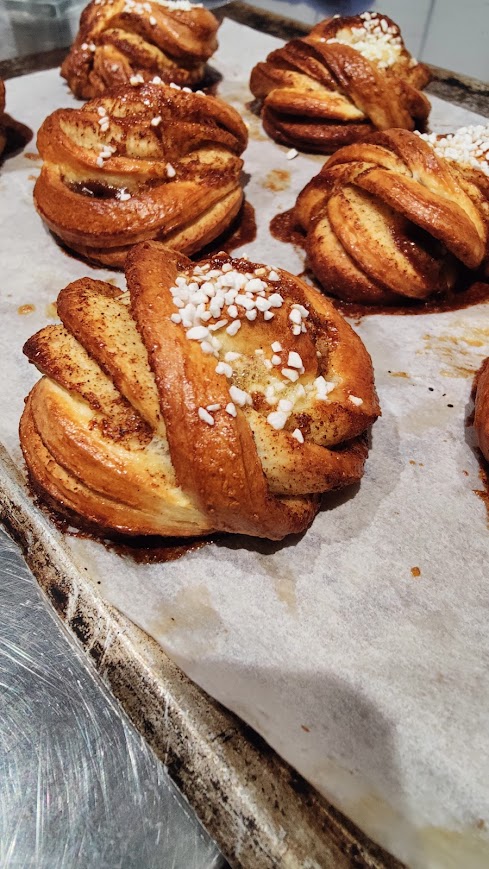 Nybakade kanelbullar från Fabrikens bageri
