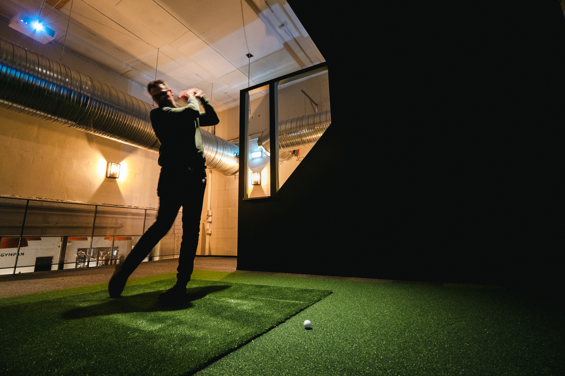 Golfsimulator på Aktivitetsfabriken – spelare i full sving