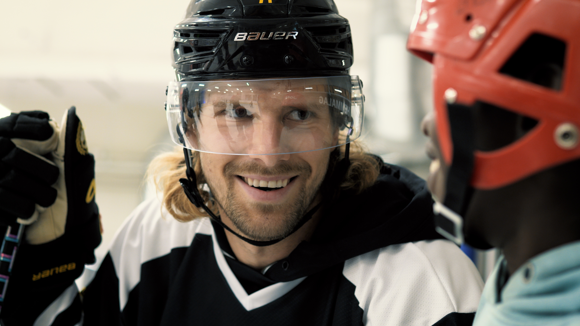 Hockeyspelare på isen i East Coast Hockey Factory Hudiksvall