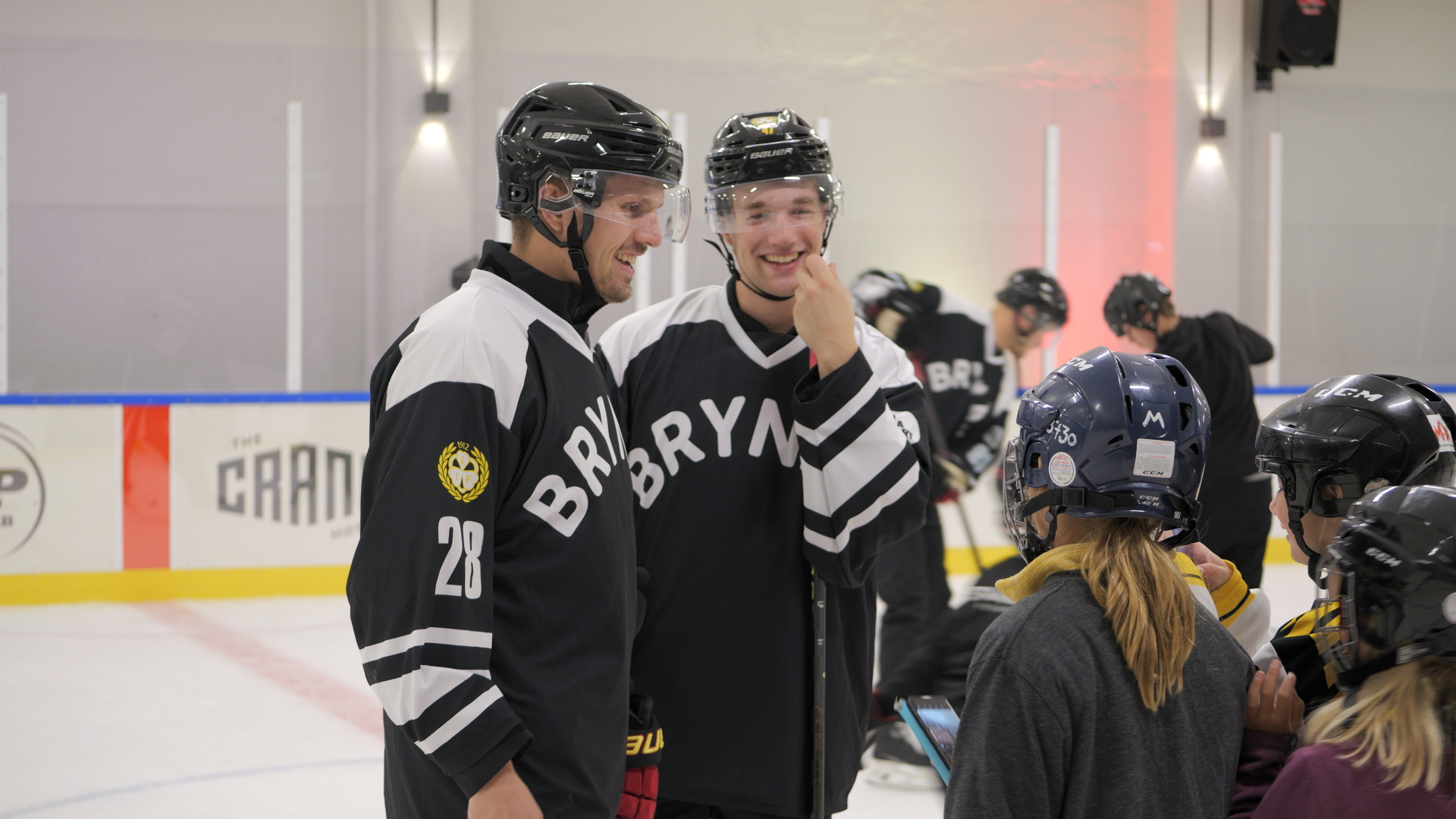 Hockeyspelare på väg ut på isen