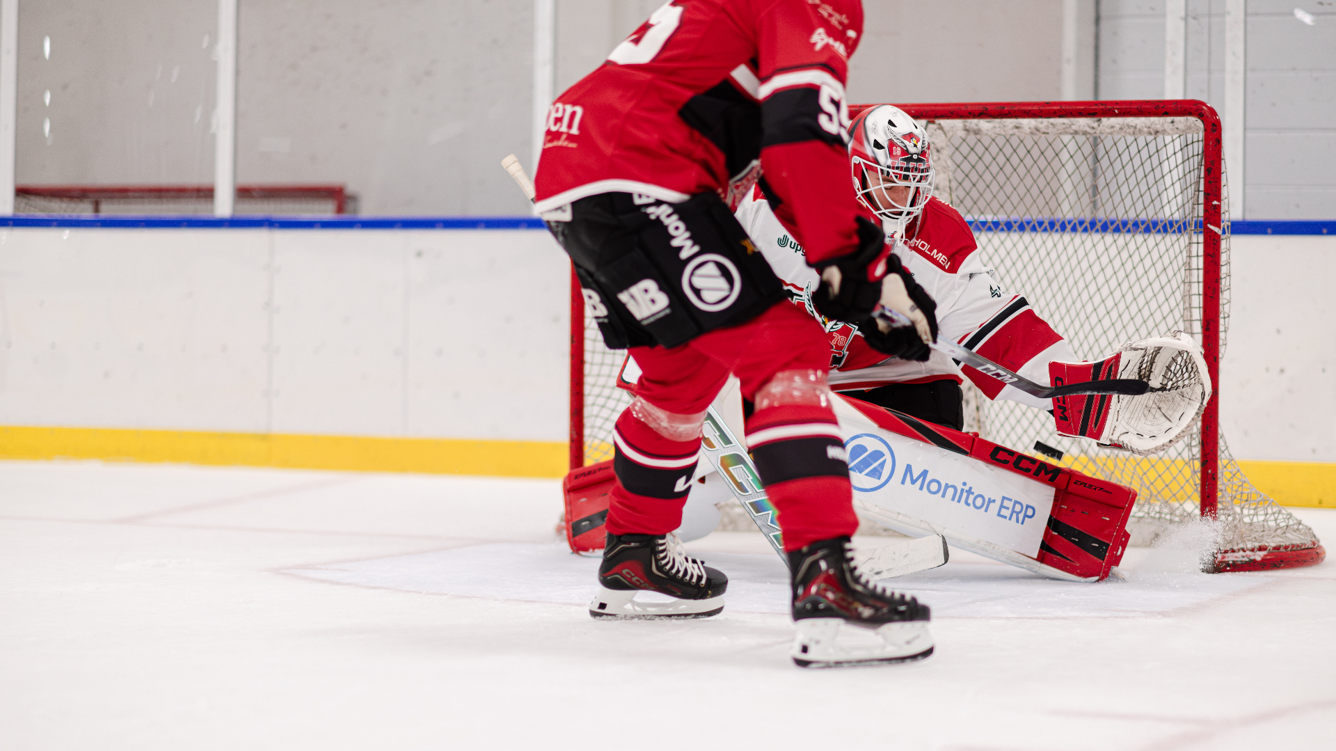 Snabb hockeyaction framför mål