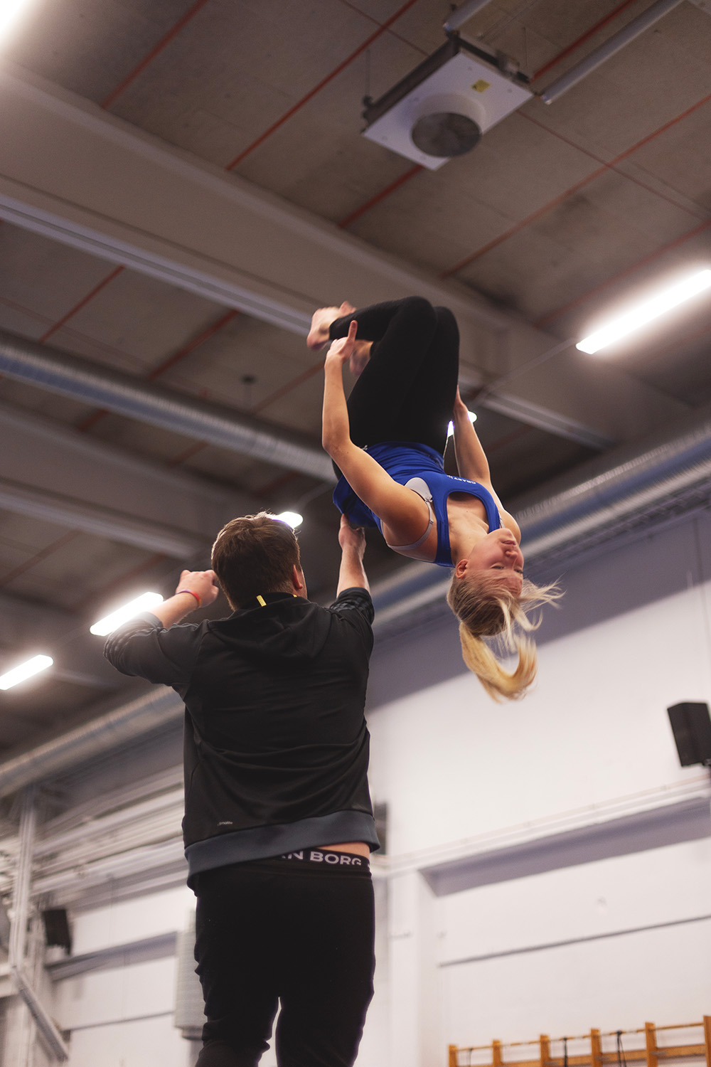 Tränare hjälper gymnast