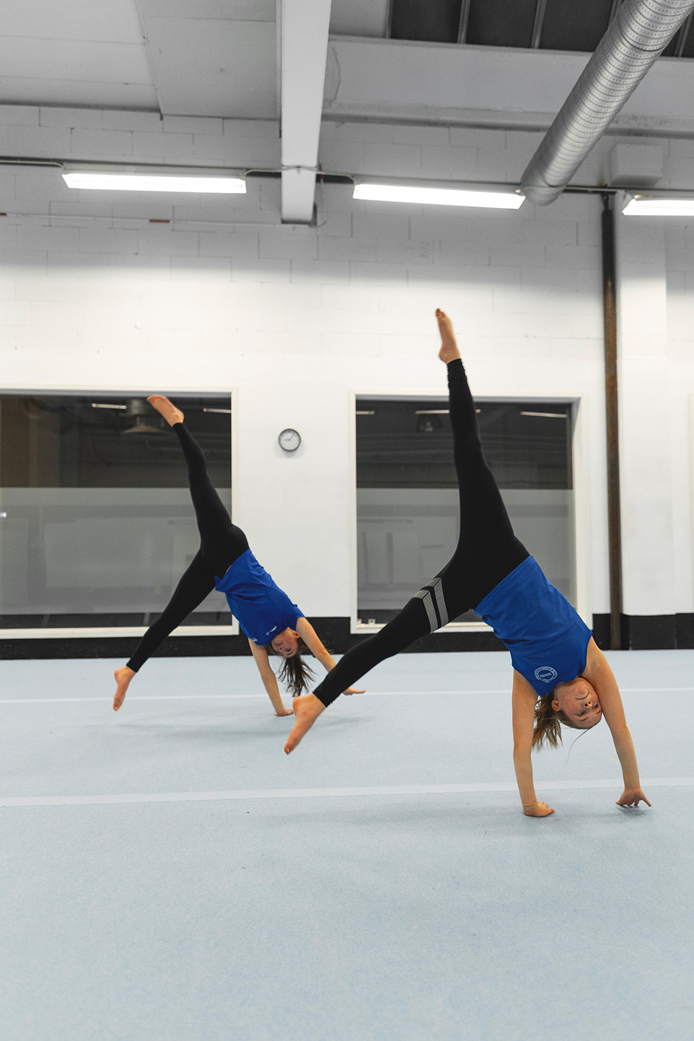 Gymnaster gör handstående