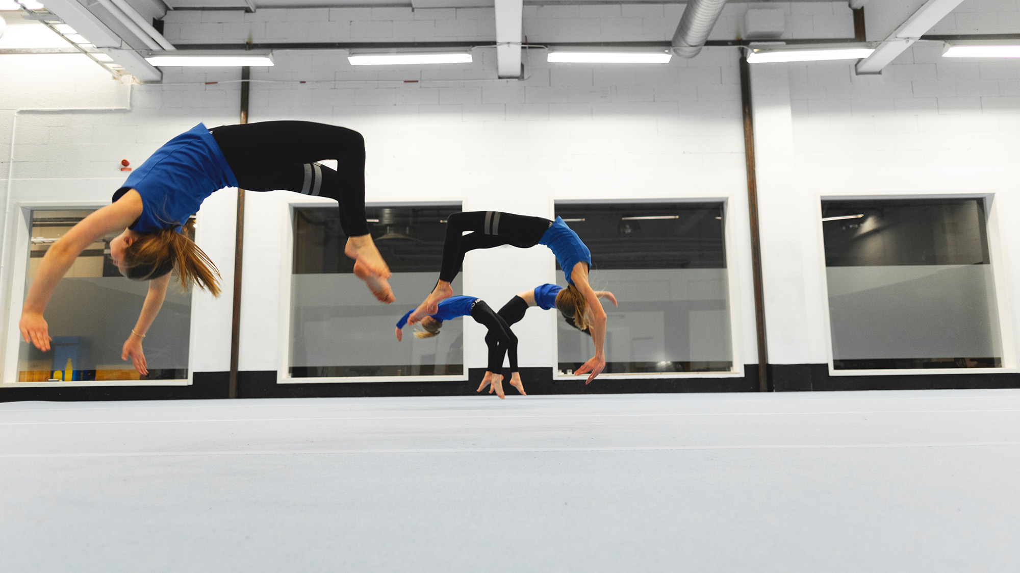 Gymnaster tränar volter