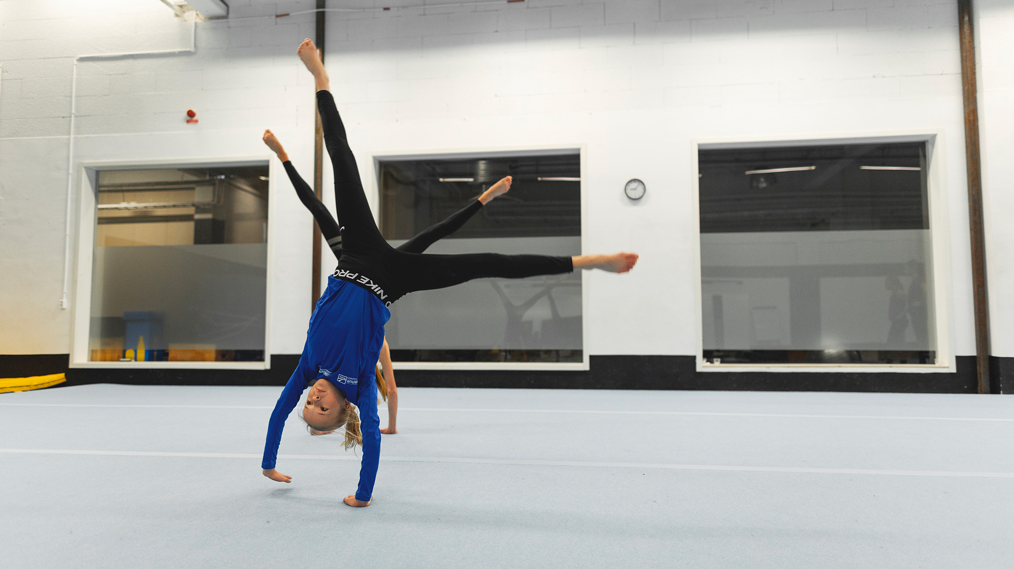 Gymnast i handstående