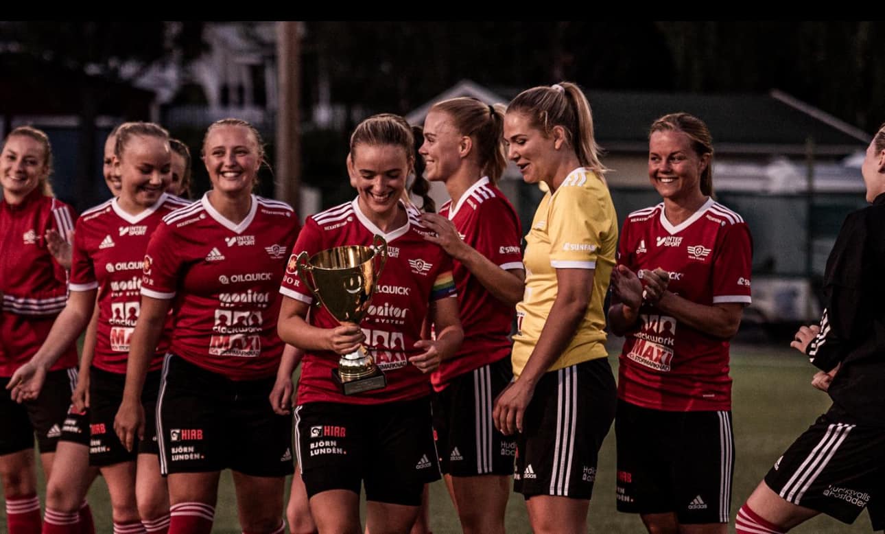 IF Team Hudik spelare med pokal